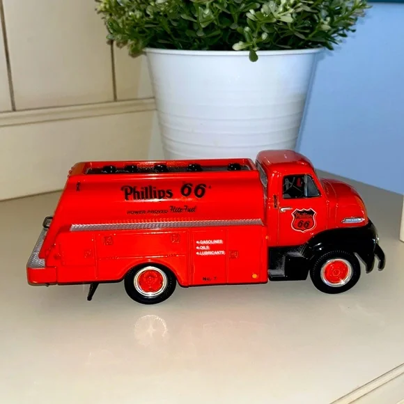 Phillips 66 Petroleum Co. diecast collectors tanker truck Ford 1953 replica ⛽️ - Picture 3 of 6